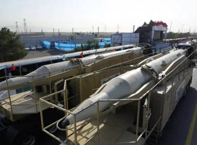 Iran lần đầu ti&ecirc;n ph&oacute;ng &ldquo;t&ecirc;n lửa khi&ecirc;u vũ&rdquo; tấn c&ocirc;ng Mỹ - Israel