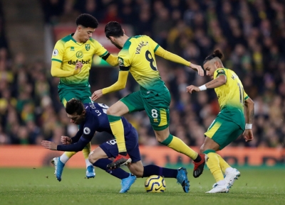 Tho&aacute;t hiểm nghẹt thở tại Carrow Road, Tottenham lỡ bước v&agrave;o top 4