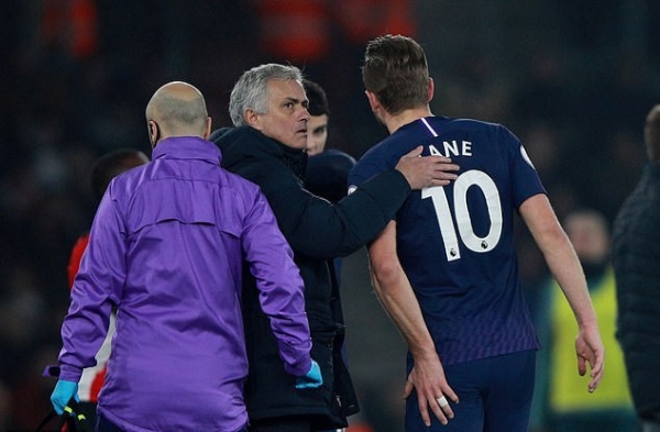Mourinho đau đầu v&igrave; chấn thương rất nặng của Harry Kane