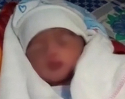 Mở hộp đồ bỏ trước nh&agrave;, giật m&igrave;nh thấy b&eacute; sơ sinh c&ograve;n nguy&ecirc;n d&acirc;y rốn