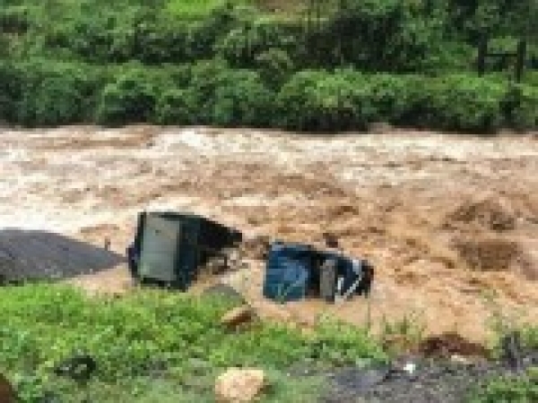 Y&ecirc;n B&aacute;i: Lũ cục bộ cuốn phăng &ocirc; t&ocirc;, m&aacute;y x&uacute;c