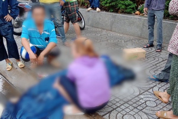 Hai người đàn ông tử vong trên vỉa hè ở TP HCM
