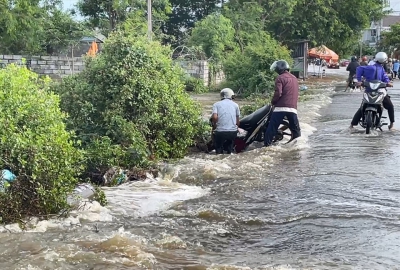Nước xiết tràn qua QL28 xô nhiều xe máy trôi ra lề đường