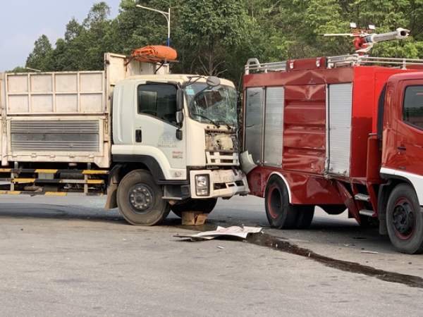 Đi dập lửa, xe cứu hỏa bị xe tải h&uacute;c, chiến sĩ PCCC bị thương