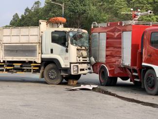 Đi dập lửa, xe cứu hỏa bị xe tải h&uacute;c, chiến sĩ PCCC bị thương