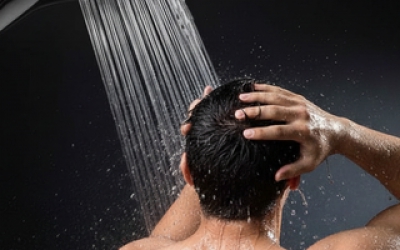 Ng&agrave;y nắng, đ&ecirc;m lạnh v&agrave; rủi ro từ th&oacute;i quen tắm khuya