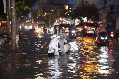 Triều cường ở Cần Thơ vượt báo động III, lo ngại nguy cơ ngập sâu