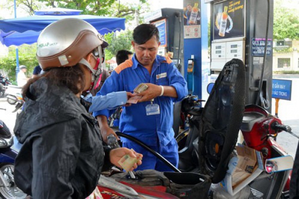 Gi&aacute; xăng RON95 tăng hơn 400 đồng mỗi l&iacute;t, gi&aacute; dầu giảm