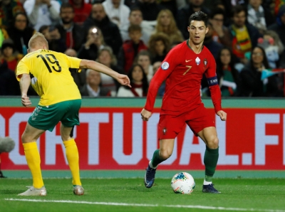 Ronaldo lập hat-trick gi&uacute;p Bồ Đ&agrave;o Nha đ&egrave; bẹp Lithuania