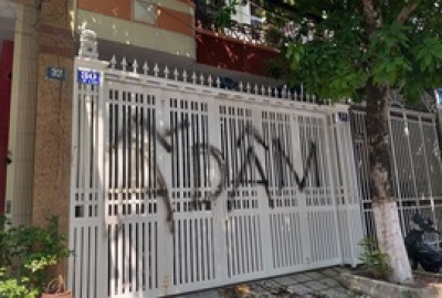 Vụ s&agrave;m sỡ b&eacute; g&aacute;i: Nh&agrave; cựu ph&oacute; viện trưởng VKSND Đ&agrave; Nẵng bị vẽ bậy, n&eacute;m r&aacute;c