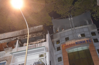 Cảnh s&aacute;t PCCC giải cứu 3 đứa trẻ trong căn nh&agrave; bốc ch&aacute;y dữ dội