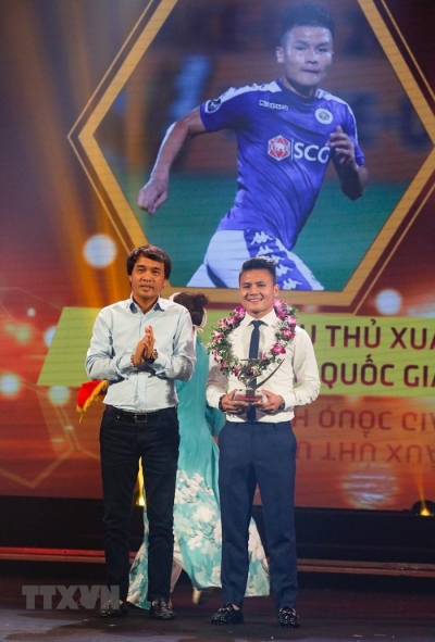 Quang Hải tiếp tục được t&ocirc;n vinh tại V-League Awards 2019