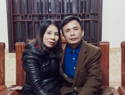 Người vợ mua bia đưa cho b&aacute;c sĩ cứu chồng bị ngộ độc rượu