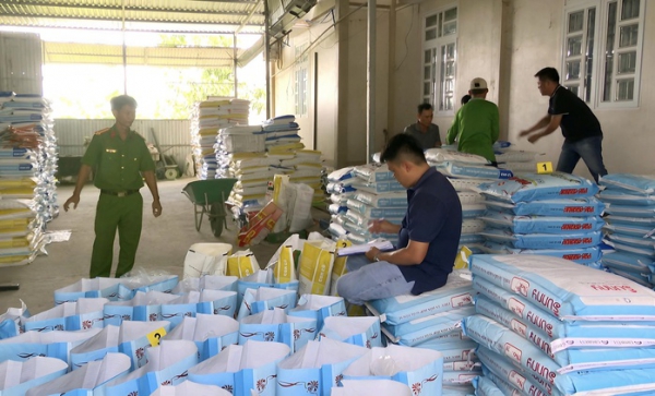Bạc Liêu: Phát hiện hàng chục tấn thức ăn giả cho tôm