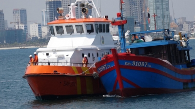 Vượt s&oacute;ng trong đ&ecirc;m cứu 7 ngư d&acirc;n hoảng loạn sau 4 ng&agrave;y tr&ocirc;i dạt tr&ecirc;n biển