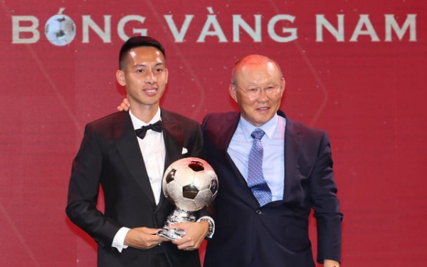 Đỗ H&ugrave;ng Dũng: 'Trước khi l&agrave; người kh&ocirc;ng phổi, t&ocirc;i từng thở kh&ocirc;ng nổi tr&ecirc;n s&acirc;n'