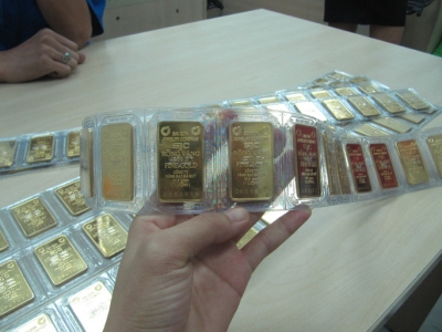 Giá vàng SJC lao dốc, USD bật tăng mạnh mẽ