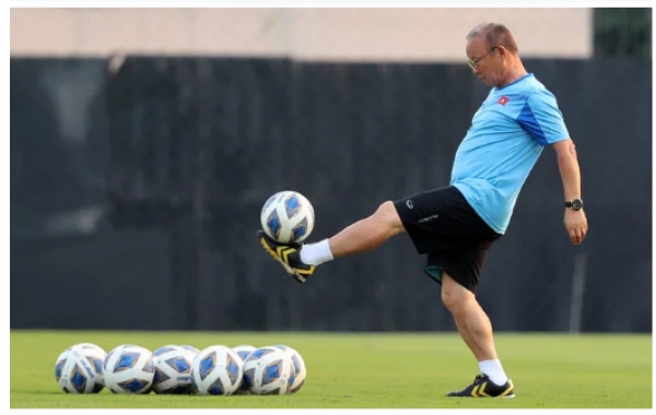 Ch&ugrave;m ảnh thầy tr&ograve; HLV Park Hang-seo b&igrave;nh thản r&egrave;n qu&acirc;n trước trận gặp Triều Ti&ecirc;n