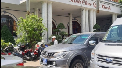 H&agrave;ng loạt xe biển số xanh Hậu Giang đi ăn tiệc ở Cần Thơ?