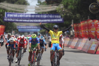 Lần thứ 4 thắng chặng, Tấn Ho&agrave;i tiến gần đến chiếc &Aacute;o v&agrave;ng chung cuộc