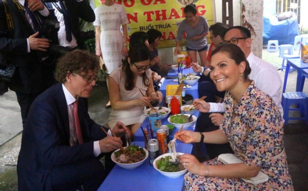 C&ocirc;ng ch&uacute;a kế vị Thụy Điển d&ugrave;ng bữa trưa tại qu&aacute;n c&oacute;c H&agrave; Nội