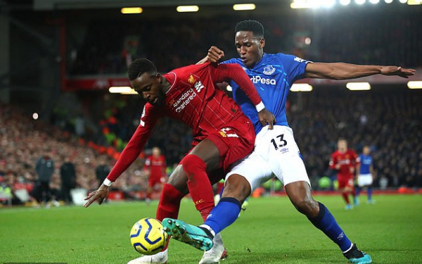 Từ chối ra s&acirc;n, c&aacute;c cầu thủ của Ngoại hạng Anh sẽ bị cắt hợp đồng