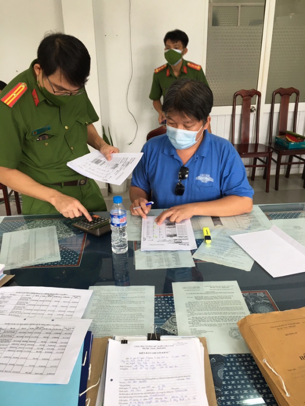 Giám đốc công ty bảo hiểm dùng &quot;chiêu trò&quot; để tham ô tài sản
