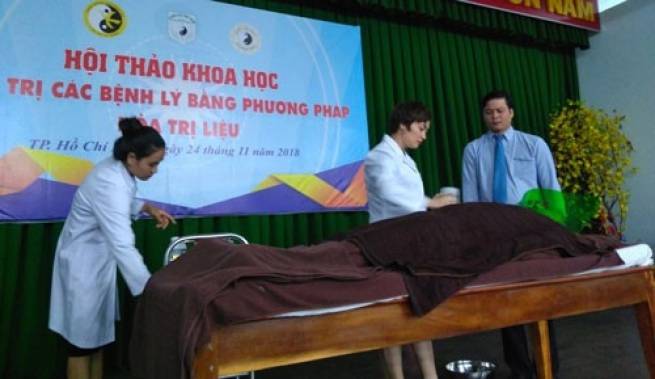 Thực hư d&ugrave;ng lửa trị bệnh