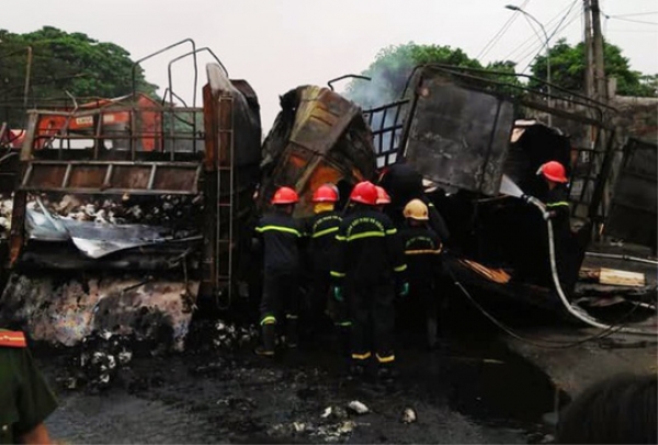 Xe tải t&ocirc;ng nhau ch&aacute;y dữ dội tr&ecirc;n quốc lộ 1A, 2 người chết ch&aacute;y trong cabin