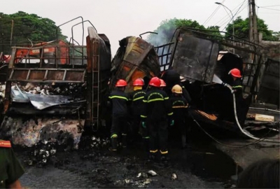 Xe tải t&ocirc;ng nhau ch&aacute;y dữ dội tr&ecirc;n quốc lộ 1A, 2 người chết ch&aacute;y trong cabin