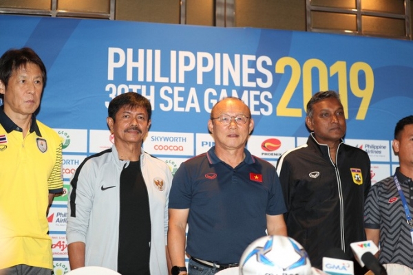 Kh&ocirc;ng để đồng nghiệp th&agrave;nh "người thừa", HLV Park Hang-seo đ&ograve;i quyền lợi ngay buổi họp b&aacute;o