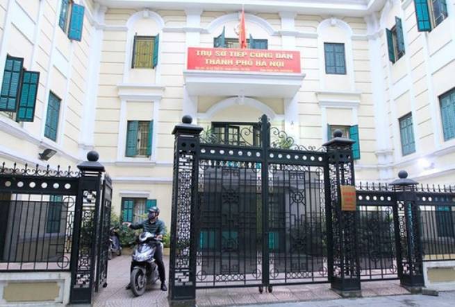 Sau cấm quay phim chụp ảnh, H&agrave; Nội bổ sung quy định cấm livestream khi tiếp d&acirc;n