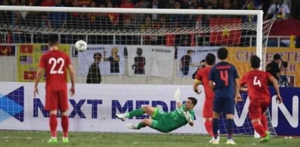 Trọng t&agrave;i lấy chiến thắng của tuyển Việt Nam trước Th&aacute;i Lan
