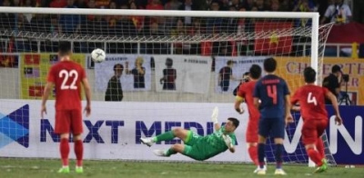 Trọng t&agrave;i lấy chiến thắng của tuyển Việt Nam trước Th&aacute;i Lan