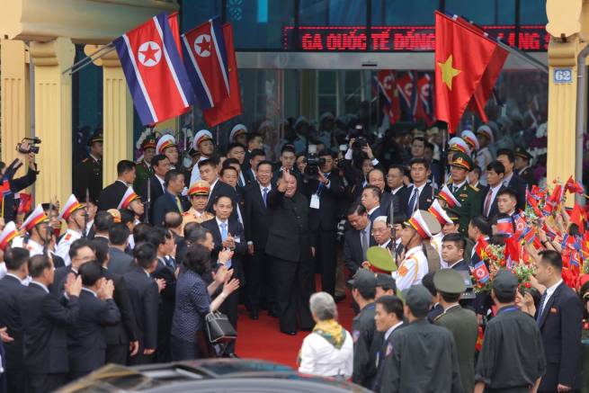 &Ocirc;ng Kim Jong-un vẫy tay ch&agrave;o người d&acirc;n Việt Nam tại ga Đồng Đăng khi về nước