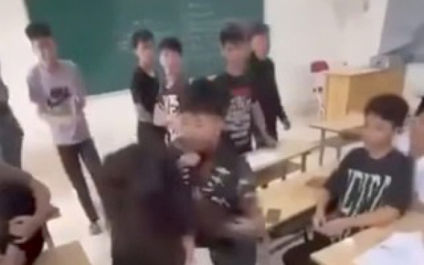 X&ocirc;n xao clip nh&oacute;m bạn cổ vũ cho nam sinh lớp 10 đ&aacute;nh bạn nữ trong lớp