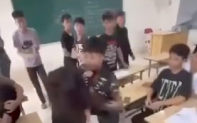 X&ocirc;n xao clip nh&oacute;m bạn cổ vũ cho nam sinh lớp 10 đ&aacute;nh bạn nữ trong lớp
