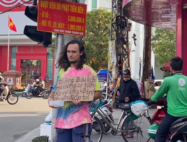 Đà Nẵng: Một du khách nước ngoài cầm bảng xin tiền giữa phố