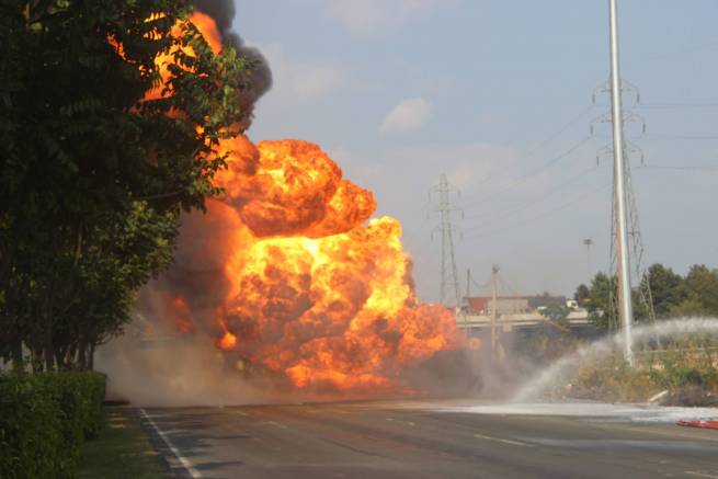 Xe bồn chở xăng dầu bốc ch&aacute;y tr&ecirc;n Xa lộ H&agrave; Nội