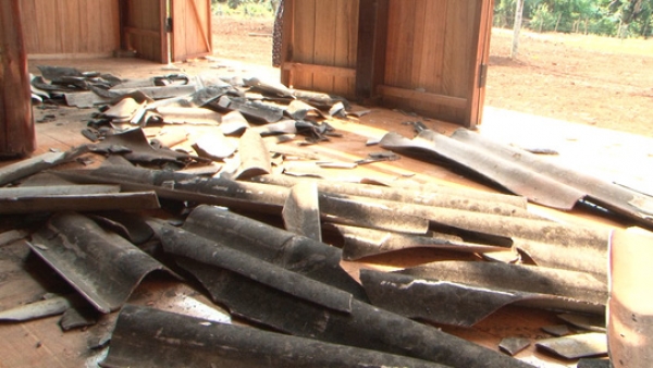 Kinh ho&agrave;ng lốc xo&aacute;y qu&eacute;t qua 15 ph&uacute;t, h&agrave;ng chục nh&agrave; d&acirc;n bị tốc m&aacute;i