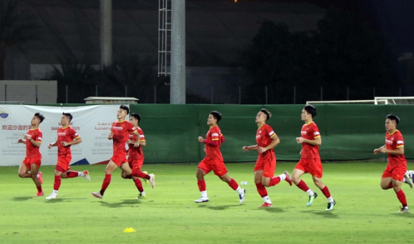 Quang Hải, Công Phượng mặc số áo &quot;lạ&quot; đấu đối kháng, Phan Văn Đức căng cơ tập riêng