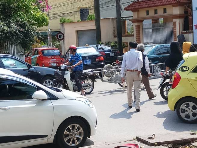 Nhiều xe biển xanh dự đ&aacute;m cưới "khủng" con l&atilde;nh đạo tỉnh Quảng B&igrave;nh