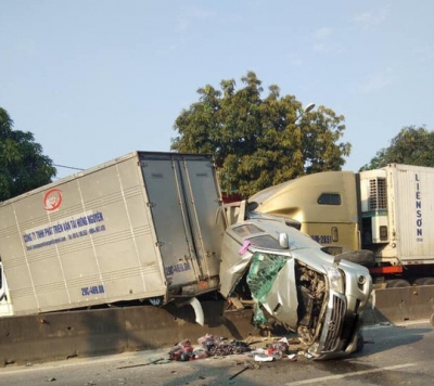 Xe container t&ocirc;ng giập n&aacute;t xe b&aacute;n tải chờ đ&egrave;n đỏ, 2 người nguy kịch