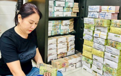 Người đàn ông ở Bình Dương mua gần 400 tờ vé số, bất ngờ trúng thưởng 32 tỉ đồng