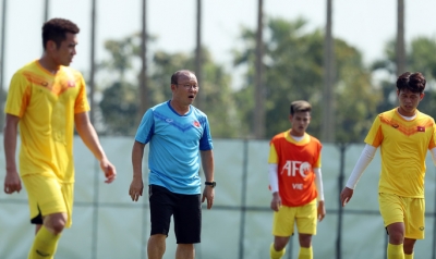 Vượt kh&oacute; t&igrave;m v&eacute; v&agrave;o tứ kết