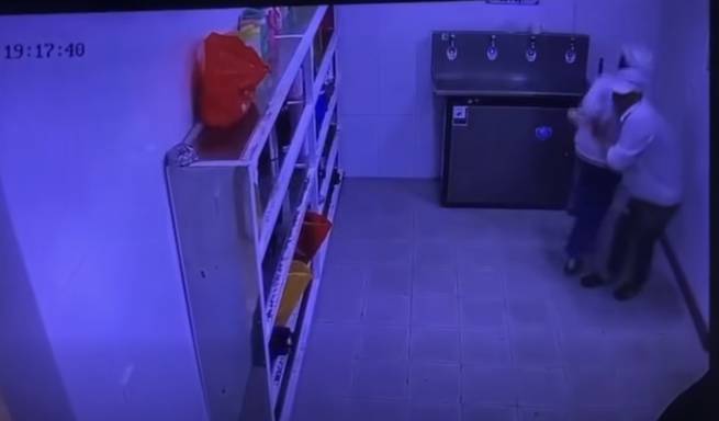 X&ocirc;n xao clip nữ đồng nghiệp trẻ li&ecirc;n tục bị s&agrave;m sỡ ở khu vực nh&agrave; vệ sinh: C&ocirc;ng an v&agrave;o cuộc