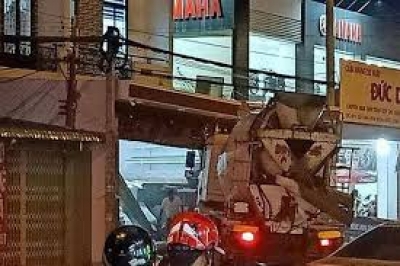 T&ocirc;ng trực diện v&agrave;o &ocirc;t&ocirc; l&agrave;m 2 người tử vong, t&agrave;i xế xe bồn rời khỏi hiện trường