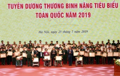 Thủ tướng Nguyễn Xuân Phúc gặp mặt 500 thương binh nặng