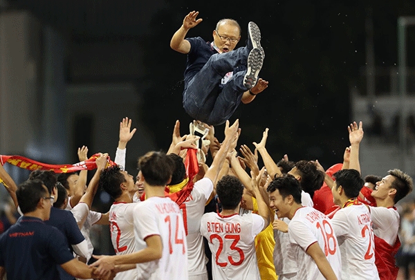 B&oacute;ng đ&aacute; Việt kh&eacute;p lại năm 2019 với trang sử mới