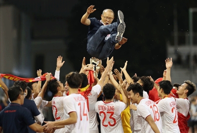 B&oacute;ng đ&aacute; Việt kh&eacute;p lại năm 2019 với trang sử mới